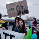 Demonstranten protestieren auf der Hatun-Sürücü-Brücke gegen den Ausbau der Autobahn A100.