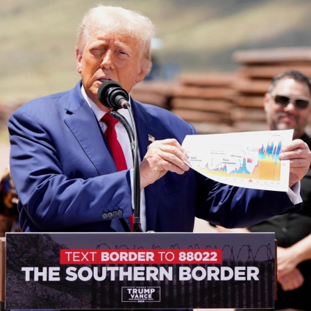 Der ehemalige US-Präsident Donald Trump spricht während einer Wahlkampfveranstaltung vor der US-mexikanischen Grenze in Sierra Vista, Arizona.