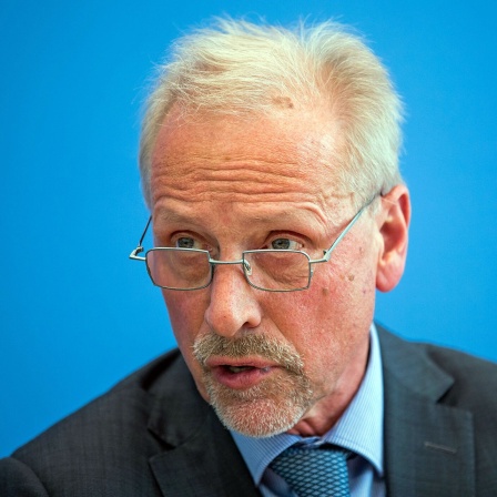 Jan Zilius, Vorsitzender der Mindestlohnkommission, beantwortet auf der Bundespressekonferenz Fragen von Medienvertretern