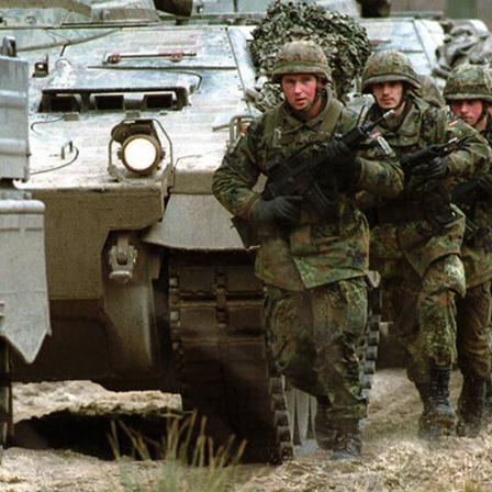 Bundeswehr: Soldaten des KFOR Kontingents fuer den Einsatz im Kosovo (GECONKFOR), hier neben einem Schuetzenpanzer Marder 1 A3