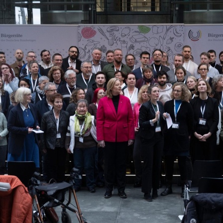 Mitglieder des Bürgerrats "Ernährung im Wandel" stehen mit Bärbel Bas (SPD, M), Präsidentin des Deutschen Bundestages, für ein Gruppenfoto zusammen.