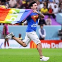 Flitzer mit Regenbogenflagge bei der WM