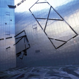15.7.1999: Fassade des Neubau des Jüdischen Museums von Daniel Libeskind in Berlin (Bild: IMAGO / Herb Hardt)