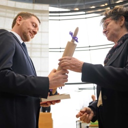 Michael Kretschmer (CDU, l) nimmt nach der Wahl zum Ministerpräsidenten von Sachsen im Plenarsaal im Sächsischen Landtag Glückwünsche von Sabine Zimmermann, Co-Vorsitzende des BSW Sachsen, entgegen (Bild: picture alliance/dpa/Robert Michael)