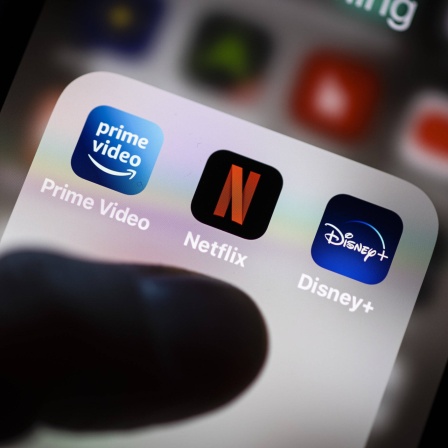 Die Apps Amazon Prime, Netflix und Disney+ sind auf einem Handy zu sehen