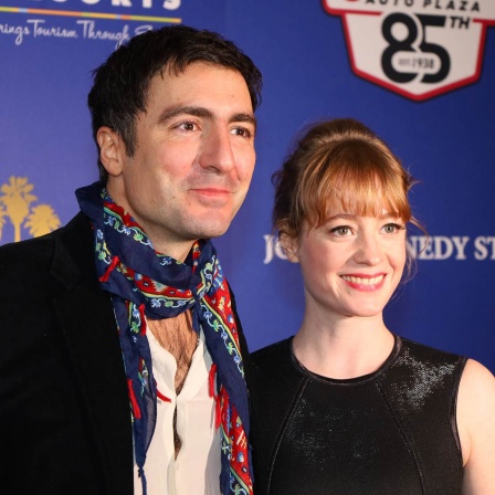 Regisseur İlker Çatak posiert mit Schauspielerin Leonie Benesch auf dem roten Teppich der Eröffnungsgala des Internationalen Filmfestivals in Palm Springs in den USA.