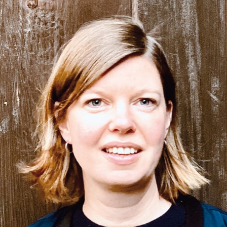 Zukunftsforscherin Alice Rombach blickt in die Kamera.
