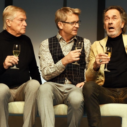In der Komödie "Komplexe Väter", stoßen die Schauspieler (l-r) Jochen Busse, Rene Heinersdorff, Hugo Egon Balder mit einem Sekt an.