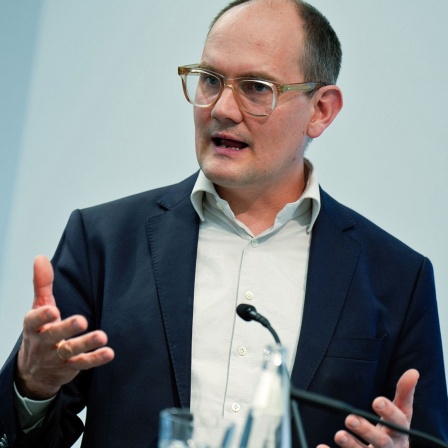 Janosch Dahmen, gesundheitspolitischer Sprecher der Grünen, bei einer Pressekonferenz im Bundesministerium für Gesundheit