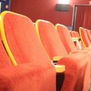 Stühle in einem Kinosaal