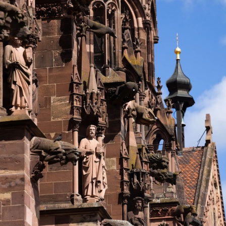 Figuren und Verzierungen sind an der Fassade des Freiburger Münsters zu sehen.