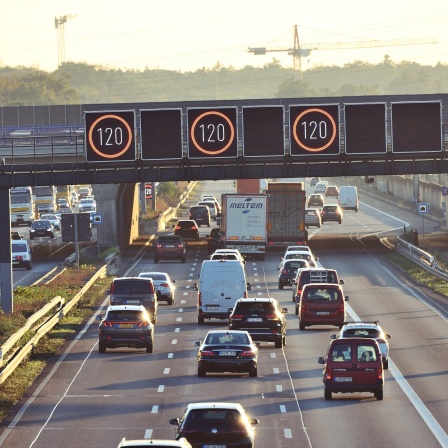 Autobahn: Eine Leuchttafel zeigt Tempo 120 km/h Höchstgeschwindigkeit an.