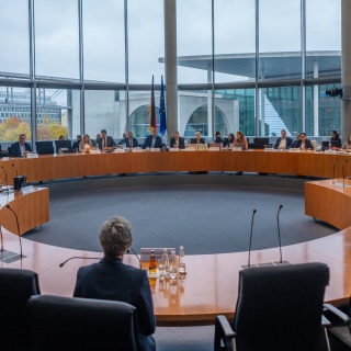 Ex-Verteidigungsministerin Annegret Kramp-Karrenbauer (CDU) sitzt als Zeugin vor dem Afghanistan-Untersuchungsausschuss des Bundestages (Bild: picture alliance/dpa | Michael Kappeler)