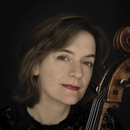 Porträtaufnahme von Tanja Tetzlaff mit einem Cello.