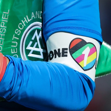 Deutschlands Torhüter und Kapitän Manuel Neuer trägt die Kapitänsbinde mit der Aufschrift "One Love" 