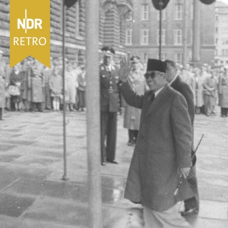 Indonesischer Staatspräsident Sukarno betritt das Hamburger Rathaus, Juni 1956.