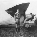Captain Charles Lindbergh mit seinem Flugzeug The Spirit of St. Louis