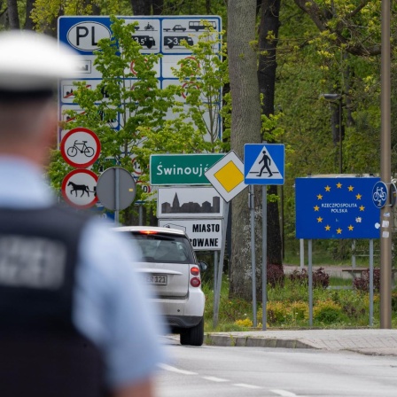 Polizisten führen an der deutsch-polnischen Grenze im Kreis Vorpommern-Greifswald Kontrollen durch. 