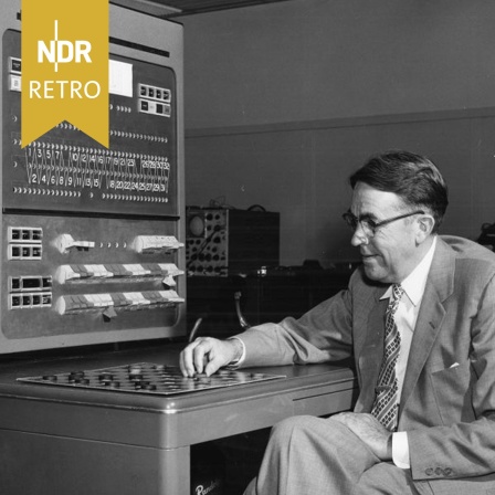 Arthur Samuel mit dem IBM 701, auf dem er sein Dame-Programm "Samuel Checkers" entwickelte (Ausschnitt).