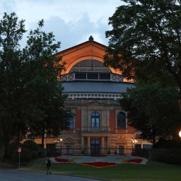 Das Festspielhaus Bayreuth im Abendlicht vor dem Start der Bayreuther Festspiele (Bild: picture alliance/dpa/Daniel Löb)