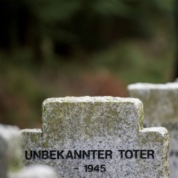 "Unbekannter Toter - 1945" steht auf einem Grabstein der deutschen Kriegsgräberstätte auf dem Friedhof in Fürstenwalde (Brandenburg),