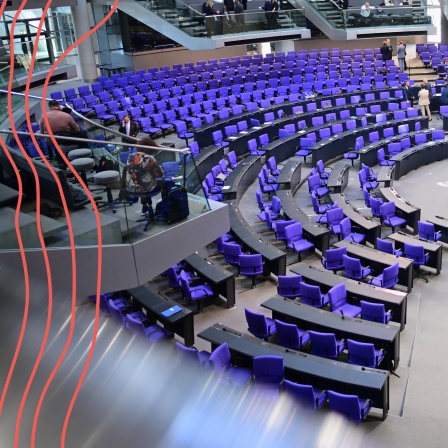 Blick in den fast leeren Plenarsaal im Bundestag, aufgenommen während der Unterbrechung der Kanzlerwahl.