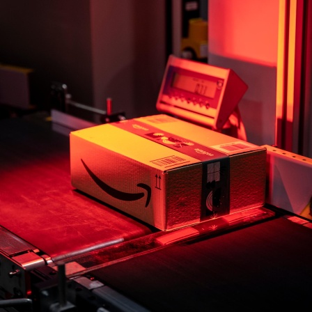 Ein Paket wird in einem Amazon-Lager am 18. November 2021 in Brieselang, Deutschland, gescannt.