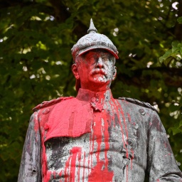 Aus Protest gegen deutsche Kolonialverbrechen und Rassismus mit Farbe beschmierte Statue des Reichskanzler Otto von Bismarck in Hamburg Altona. 