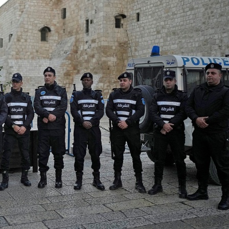 Palästinensische Polizisten stellen sich am Heiligabend in der Stadt Bethlehem im Westjordanland neben der Geburtskirche in Bethlehem auf.
