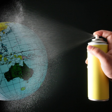 Globus und Spraydose