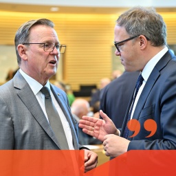 Bodo Ramelow (l., Die Linke), und Mario Voigt (r., CDU) sprechen miteinander | Bild: dpa-Bildfunk/Martin Schutt