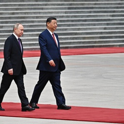 Bei einem Besuch Wladimir Putins in China schreitet er neben Xi Jinping über einen roten Teppich (16.05.2024)