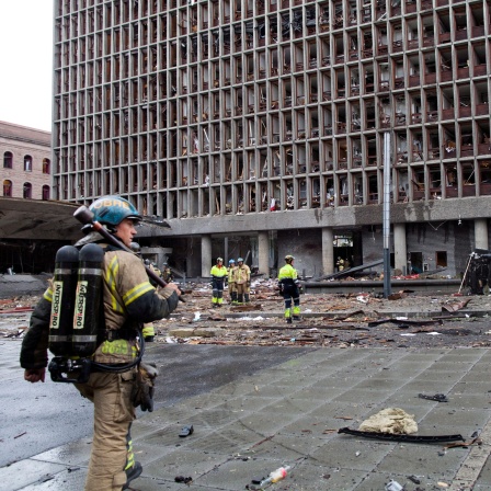 Rettungskräfte vor dem Regierungsgebäude in Oslo nach einer Detonation einer Bombe und einer Schießerei (Archivbild)