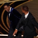 Will Smith (r) &#034;schlägt&#034; Moderator Chris Rock auf der Bühne bei der 94. Verleihung der Academy Awards in Hollywood.