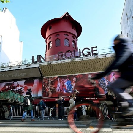 Das Pariser Wahrzeichen Moulin Rouge ohne Flügel