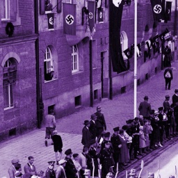 Deutschland 1935: Aufmarsch des Arbeitsdienstes in Nürnberg beim Reichsparteitag auf dem Zeppelinfeld. Die Fotografie ist violett eingefärbt.