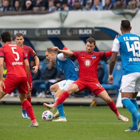Zweikampf im Spiel Hansa Rostock gegen Hertha BSC