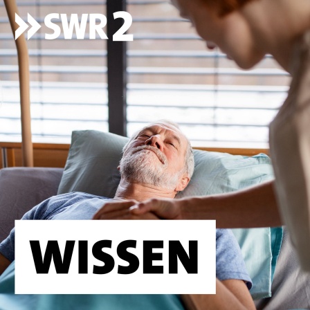 Ein Patient liegt nach einer OP im Bett: Nicht nur ältere Menschen, sondern auch junge oder Säuglinge können nach einer Narkose in einen Zustand des Delirs geraten. Sie sind verwirrt und körperlich unruhig, haben Halluzinationen oder Wahnvorstellungen. Das kann bei Erwachsenen Stunden und Tage nach dem Erwachen auftreten und Tage andauern. Kognitive Beeinträchtigungen können folgen.