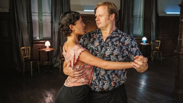 Frank (Michael A. Grimm) tanzt mit Julia (Amanda da Gloria) Tango. | Bild: BR/die film gmbh/Hendrik Heiden