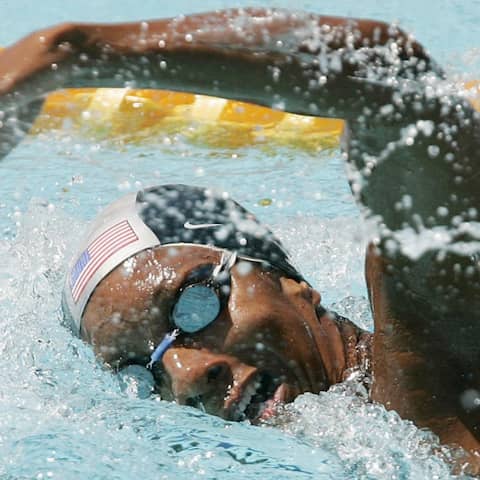 Maritza Correia schwimmt bei den Olympischen Spielen von Athen 2004 mit Badekappe.
