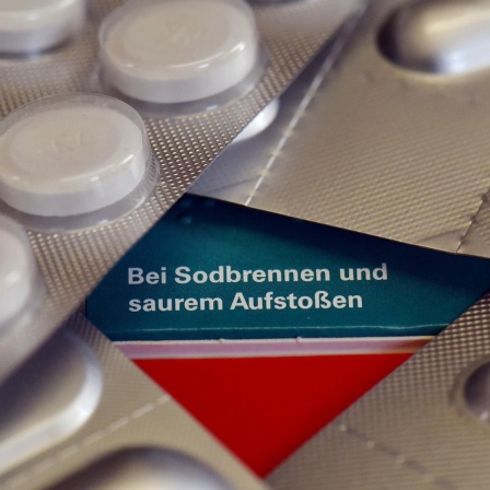 "Bei Sodbrennen und saurem Aufstoßen" steht auf einer Verpackung von Tabletten gegen Sodbrennen, Aufstoßen oder Magenschmerzen.