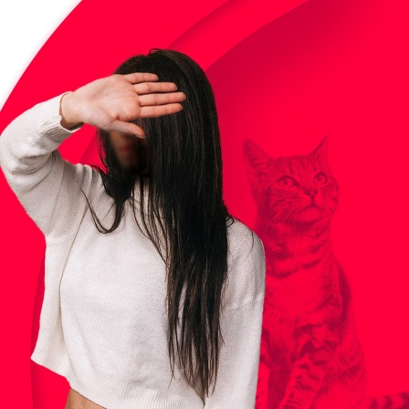 Tara Titan steht vor einer Katze