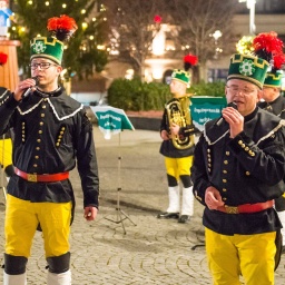 Steffen Kindt lässt zusammen mit dem Erzgebirgsensemble Aue das Steigerlied auf dem Altmarkt erklingen