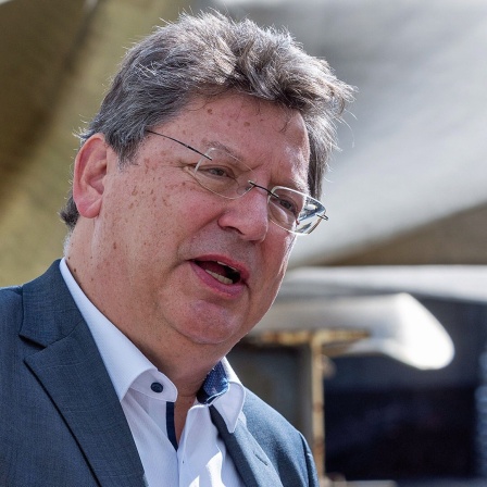 Reinhard Meyer (SPD), Wirtschafts-, Tourismus- und Verkehrsminister von Mecklenburg-Vorpommern, steht bei einem Termin bei einer Gießerei vor einem Schiffspropeller.