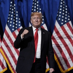 ARCHIV, 17.5.19: Donald Trump vor US-Flaggen (Bild: picture alliance / abaca)