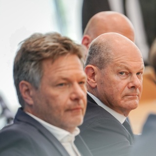 Bundeskanzler Olaf Scholz (SPD), Robert Habeck (Grüne), Bundesminister für Wirtschaft und Klimaschutz, und Christian Lindner (FDP), Bundesminister der Finanzen, auf einer Pressekonferenz in Berlin.