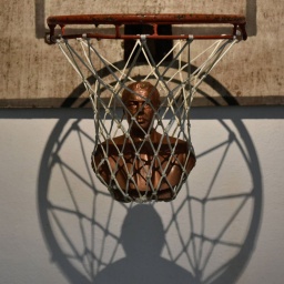 Büste im Basketballkorb