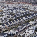 Einfamilienhäuser und Mehrfamilienhäuser in einre Kölner Siedlung (2021)