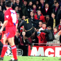 Eric Cantona (Manchester United) springt mit einem Karatetritt in die Zuschauerränge und attackiert Crystal Palace Fan Matthew Simmons (England), der ihn zuvor beleidigte