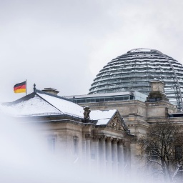 Das Reichstagsgebäude im Schnee im Februar 2025